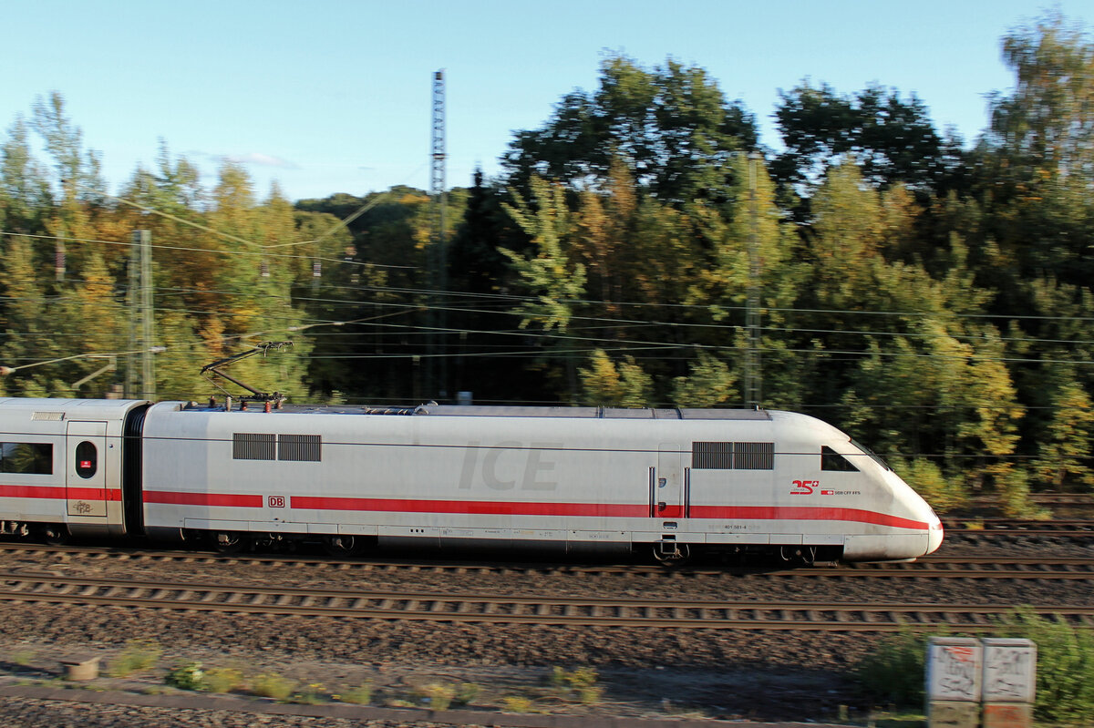 401 581-4 auf den Weg nach Hamburg, rauscht am 16.10.2022 durch den Bahnhof Tostedt.
