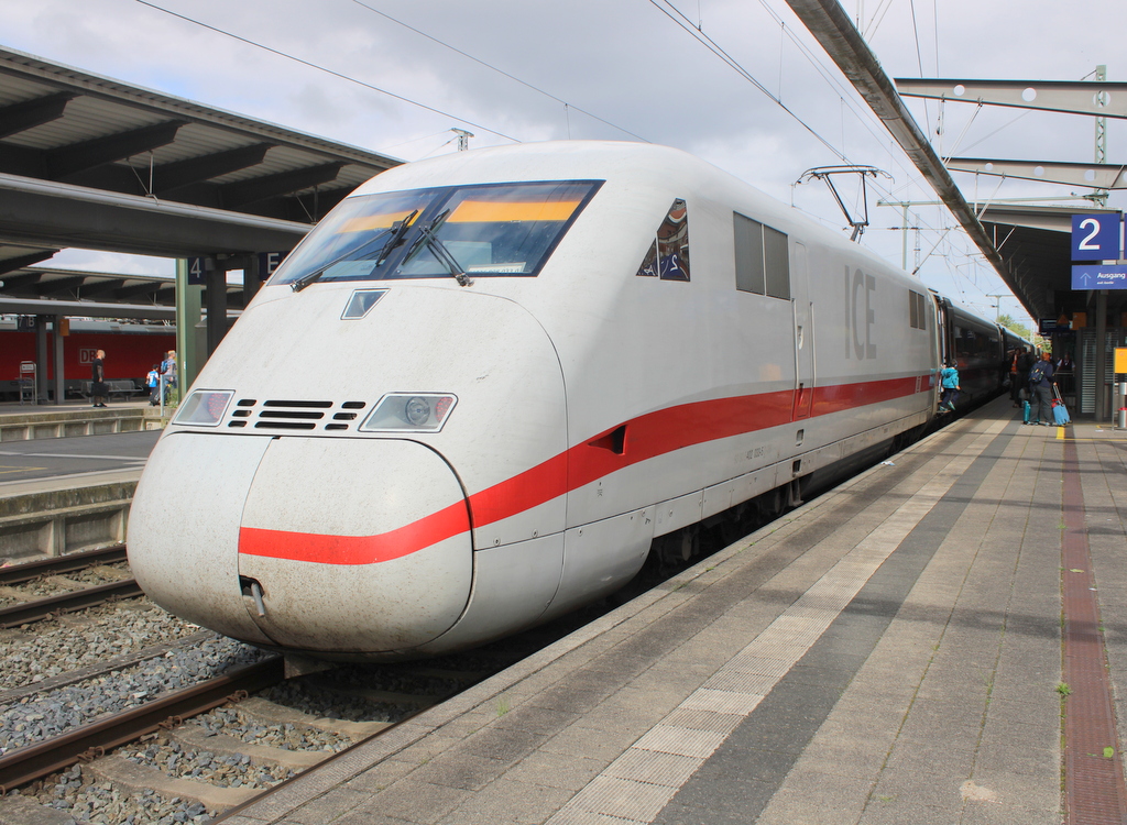402 033-5 mit ICE 1974 von Berlin Südkreuz nach Rostock kurz nach der Ankunft um 11.00 Uhr im Rostocker Hbf.(26.07.2025)