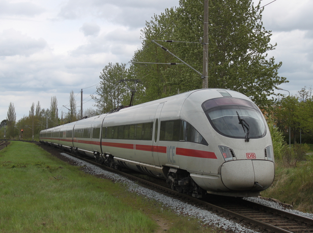 411 009-4 als Leerzug von Rostock Hbf nach Warnemünde bei der Durchfahrt gegen 10:39 Uhr im Haltepunkt Rostock-Lichtenhagen.
