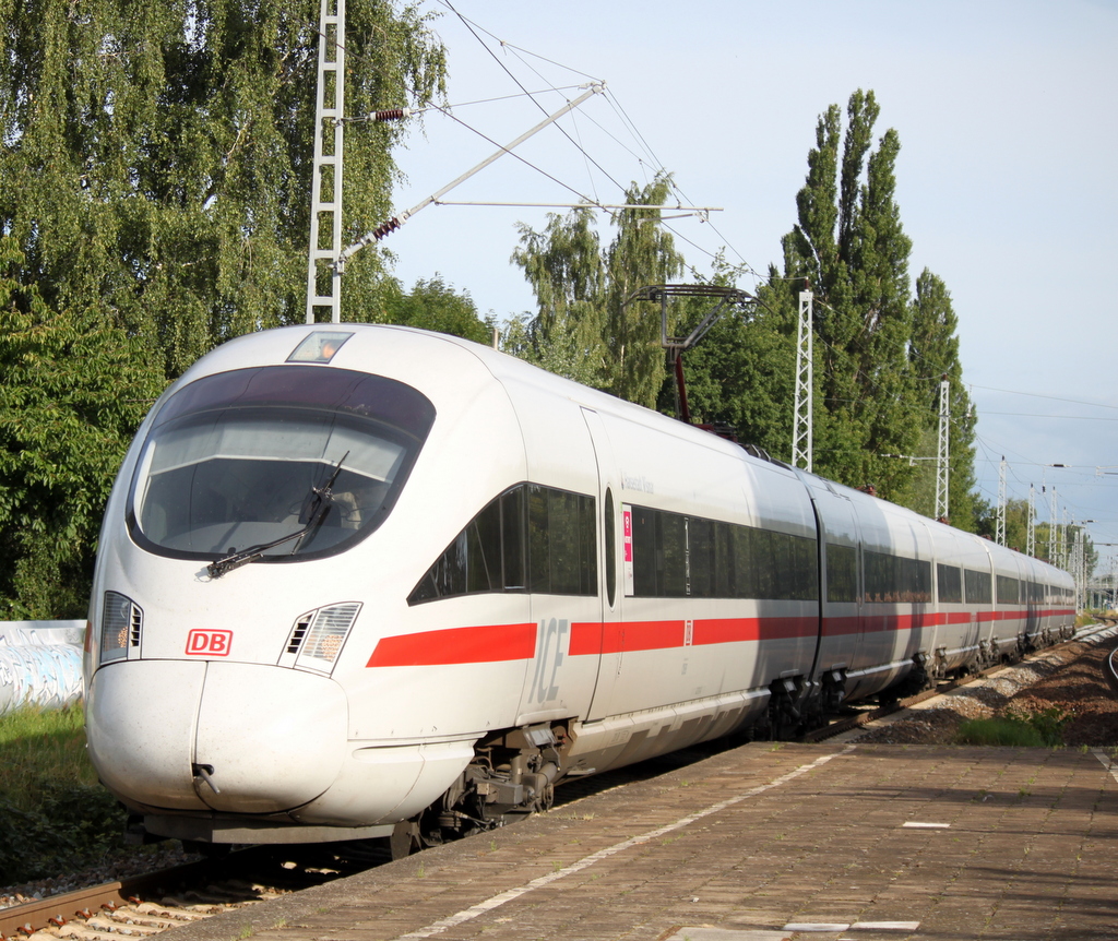 411 011-0 Hansestadt Wismar als ICE 1509(Warnemnde-Mnchen)bei der Durchfahrt im Haltepunkt Rostock-Holbeinplatz.01.08.2015