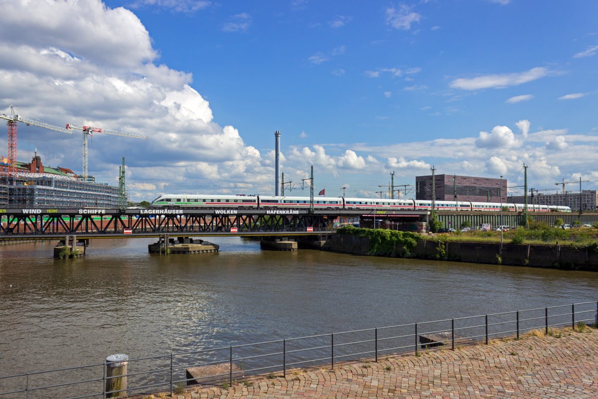 411 080 erreicht am 04.08.2020 die Oberhafenbr�cke in Hamburg und durchquert damit das neu erschlossene Quartier HafenCity.