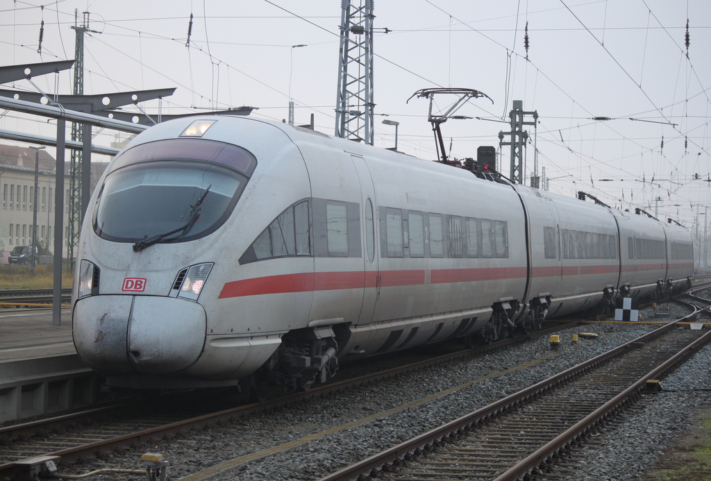 411 560 als ICE 1727(Rostock-München)bei der Bereitstellung im Rostocker Hbf.01.12.2019