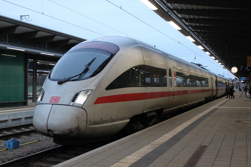 411 574-7  Hansestadt Warburg als ICE 1509 von Rostock Hbf nach M�nchen Hbf stand am Morgen des 05.12.2015 im Rostocker Hbf zu Abfahrt bereit ab dem 13.12.2015 gibt´s die Verbindung nur noch als IC.