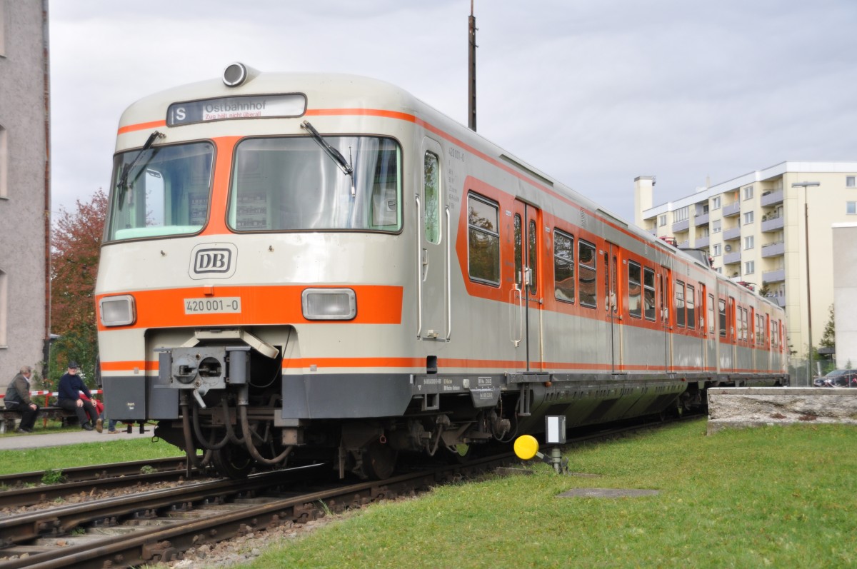 420 001-0 im Bahnpark Augsburg am 25.10.2009.