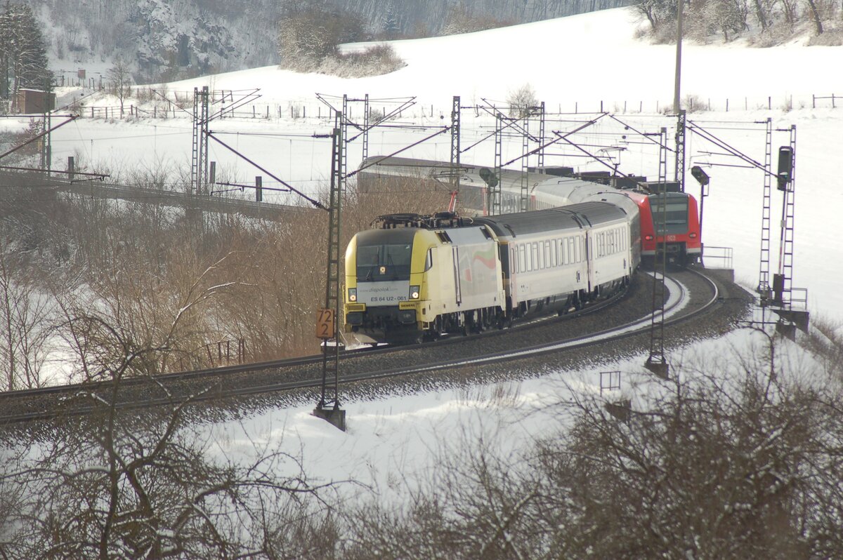 425 308-4 und 182 561-1 von Siemens Dispolok mit SBB EC bei Lonsee am 13.02.2009.