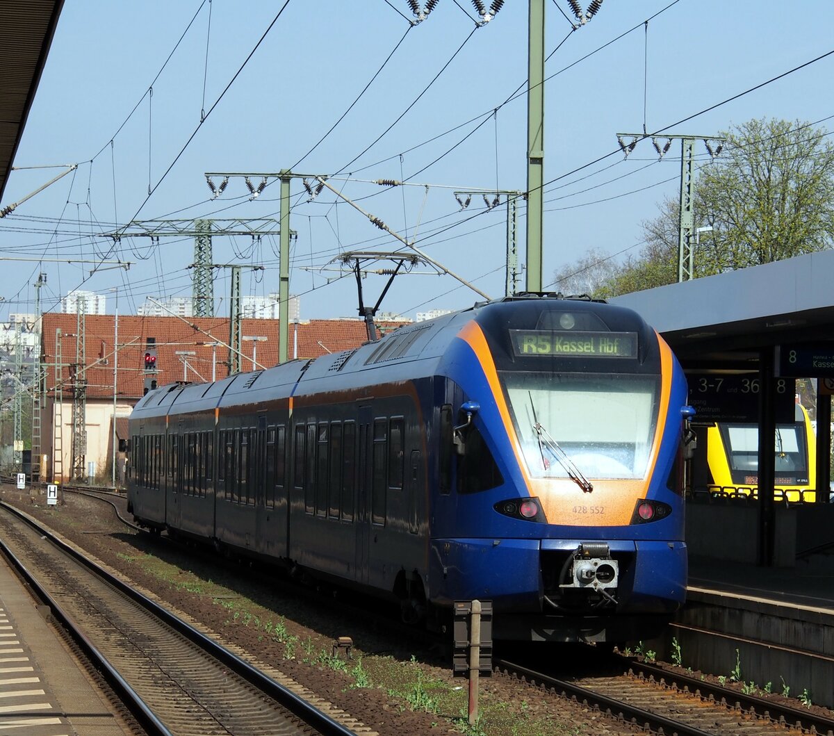428 552 Stadler Flirt 4-teilig der Cantus Verkehrsgesellschaft in Fulda am 16.04.2015. Das Foto entstand beim Umsteigen in Fulda - total chaotisch, da die ICE Reihung getauscht war - laut Anzeige, dann aber doch stimmte. Es war alles extrem knapp, aber dieses Foto mußte sein.