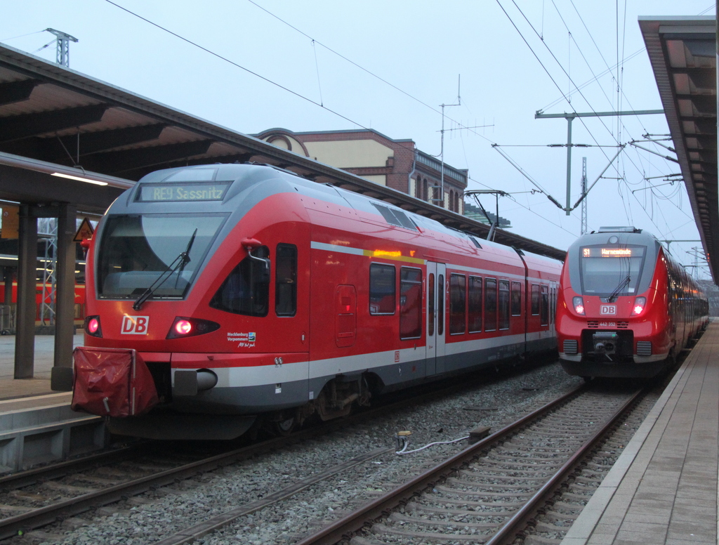 429 527-5 stand am Morgen des 01.01.2015 als RE9 von Rostock nach Sassnitz am Gleis 3 bereit.