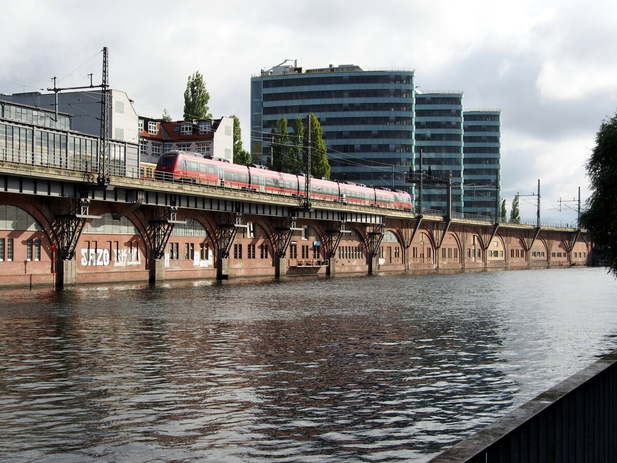 429 von Stadler auf der Jannowitzbrücke in Berlin am 08.10.2016.
