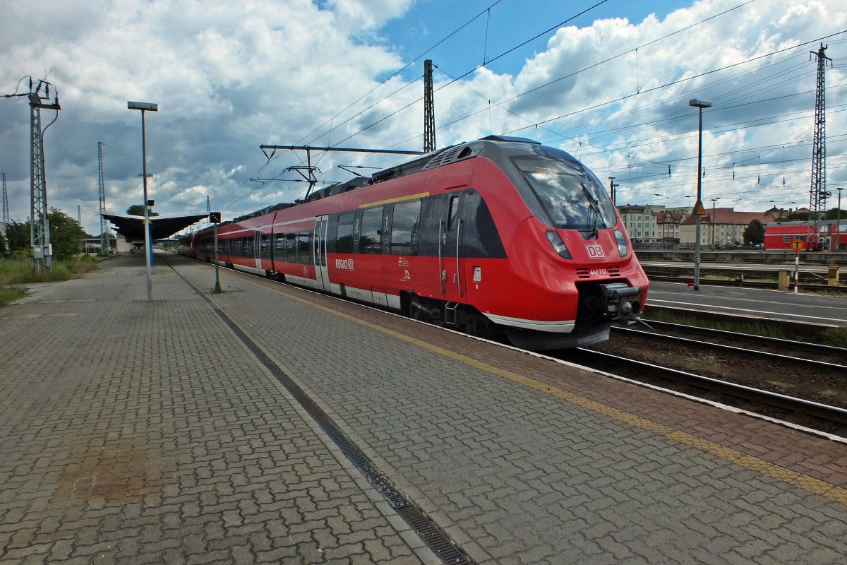 442 210 verlässt zusammen mit 442 006 den Cottbuser Hauptbahnhof in Richtung Leipzig.