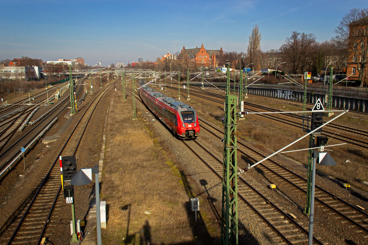 442 333 und ein weiterer TALENT II-Triebwagen erreichen am 25.02.19 als RB10 ihren Zielbahnhof Berlin-S�dkreuz.