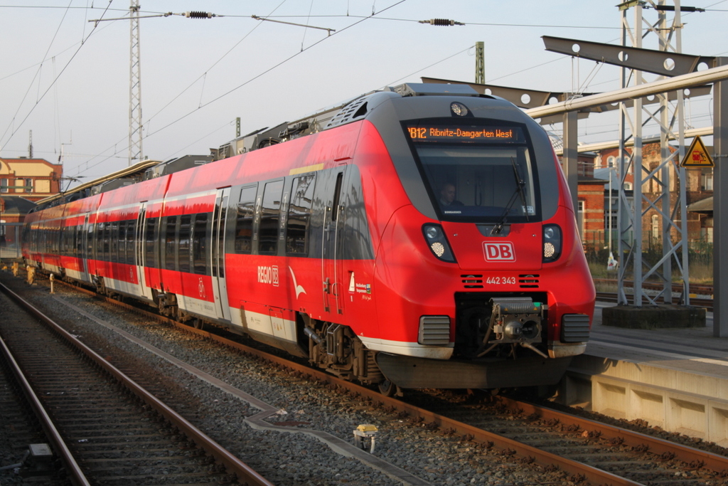 442 343 als RB12(RB 13265)von Rostock Hbf nach Ribnitz-Damgarten West kurz vor der Ausfahrt im Rostocker Hbf.30.12.2015