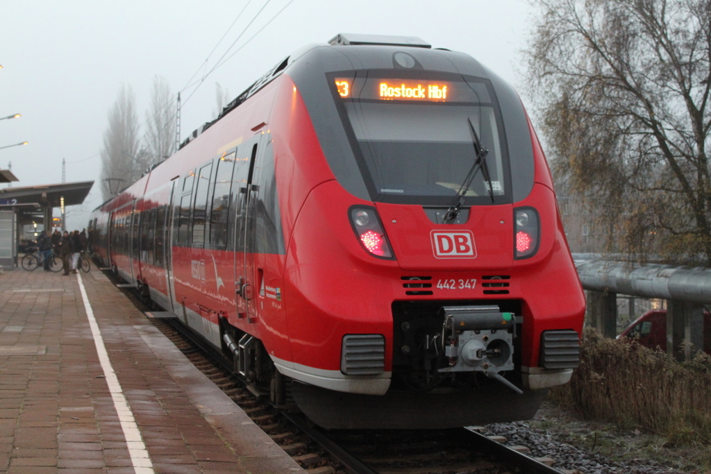 442 347 als S3 von Warnemnde Werft nach Rostock Hbf bei der Nahrungsaufnahme im Haltepunkt Rostock-Holbeinplatz.27.11.2015