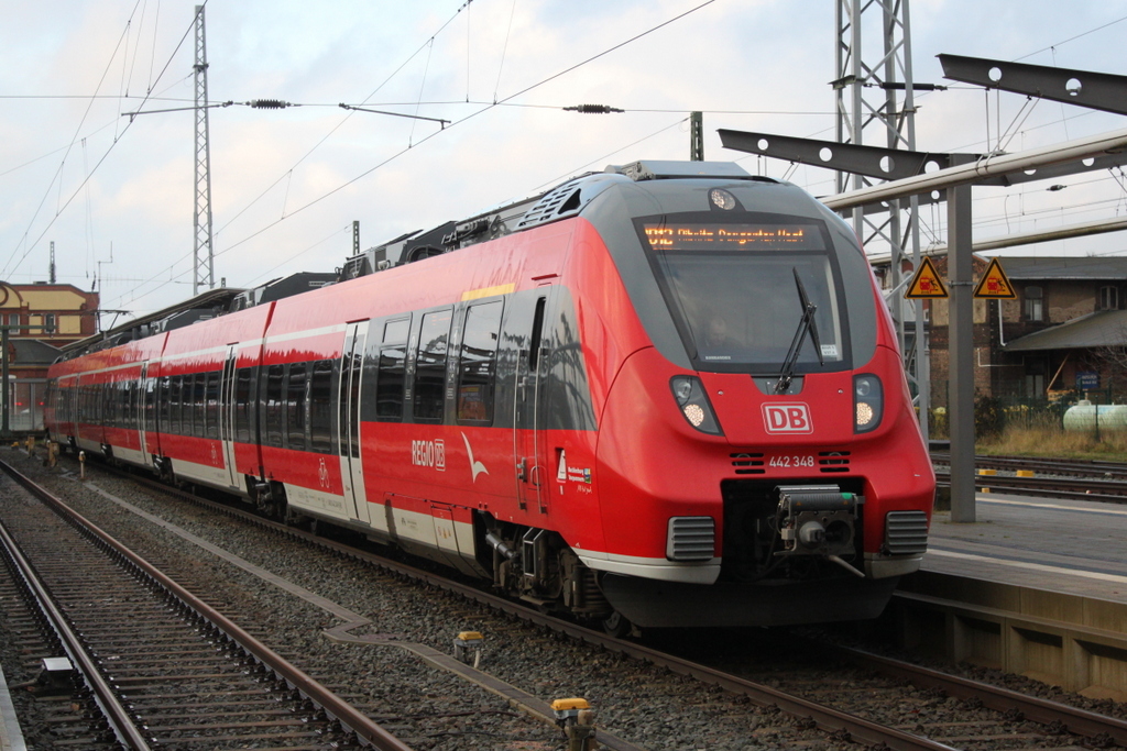 442 348 stand am 11.12.2015 zum letzten Mal als
RB12(RB 13265)von Rostock Hbf nach Ribnitz-Damgarten West im Rostocker Hbf bereit.Ab 13.12.2015 heit der Zug dann RB 17