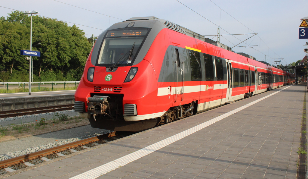 442 348 stand am Morgen des 01.06.2025 als S1 von Warnemünde nach Rostock Hbf im Bahnhof Warnemünde.