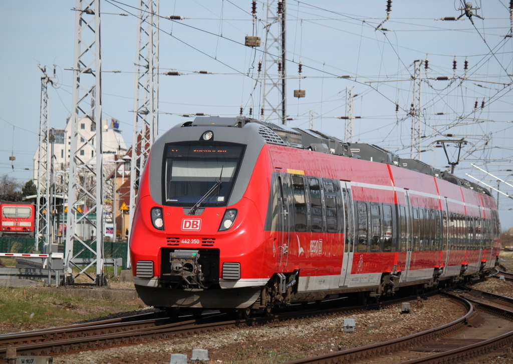 442 350-5 als S 1 von Warnemnde nach Rostock Hbf bei der Ausfahrt im Bahnhof Warnemnde.12.04.2015