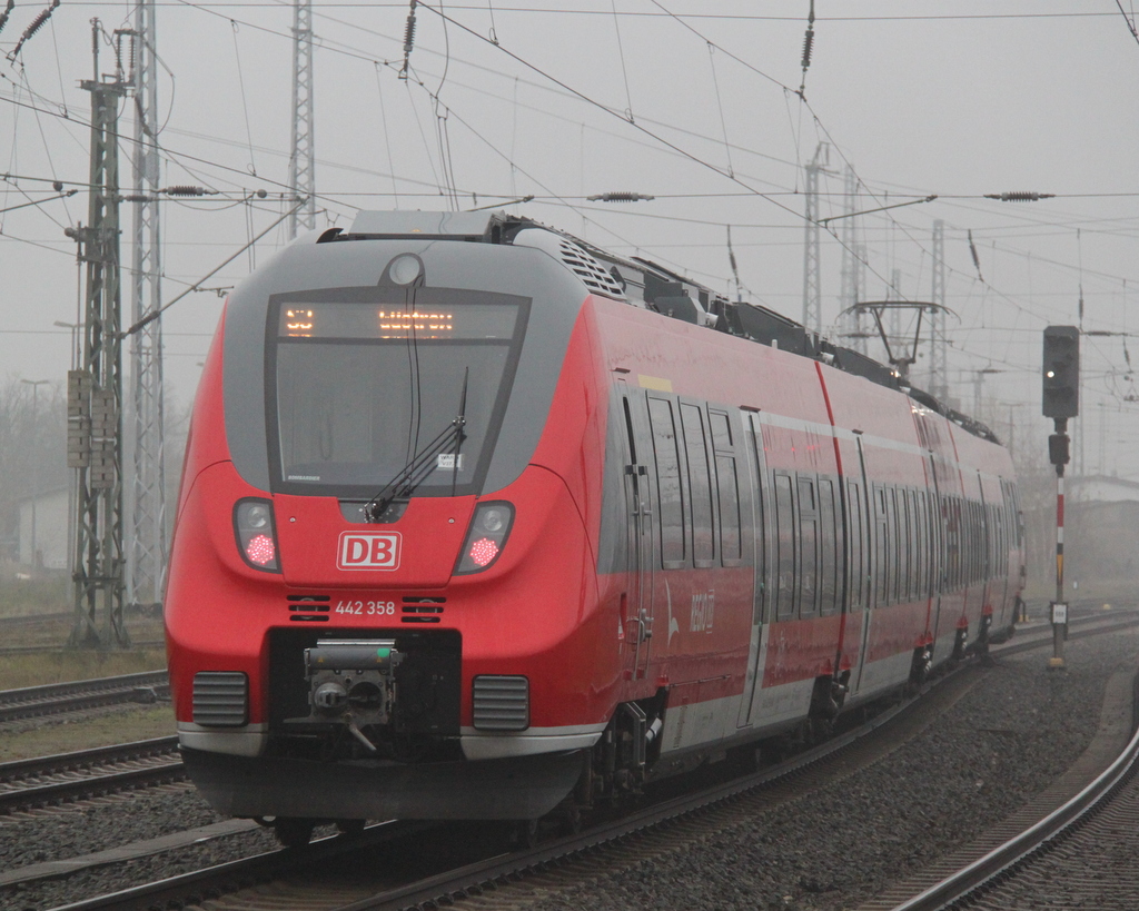 442 358 als S3(Warnem�nde-G�strow)bei der Ausfahrt im Rostocker Hbf mit Ersatzsignal.05.12.2014
