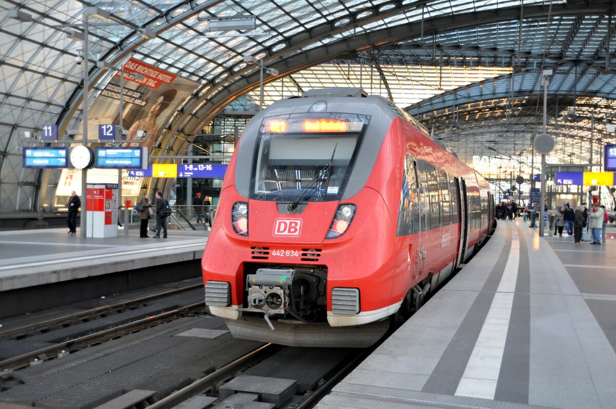 442 634 RE 7 im Hbf Berlin am 30.09.2013.