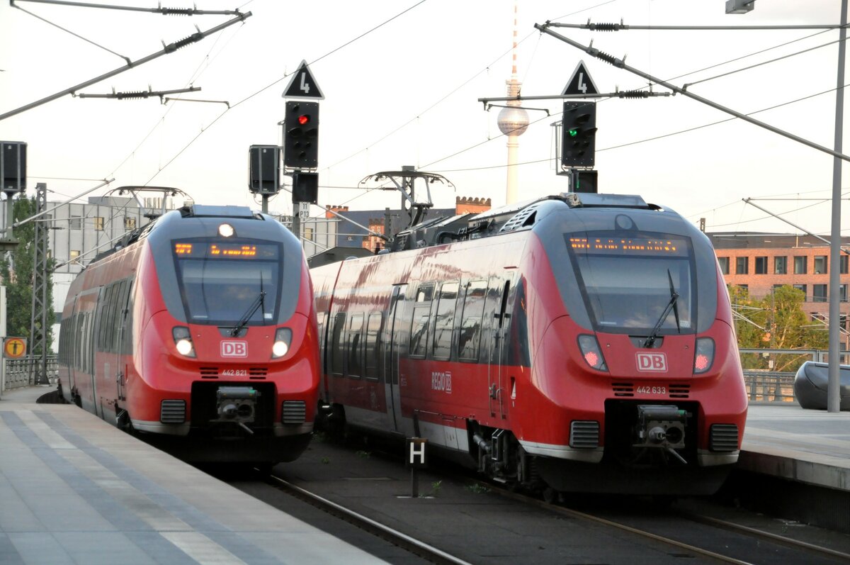 442 821 und 442 633 im Berliner Hauptbahnhof am 30.09.2013.