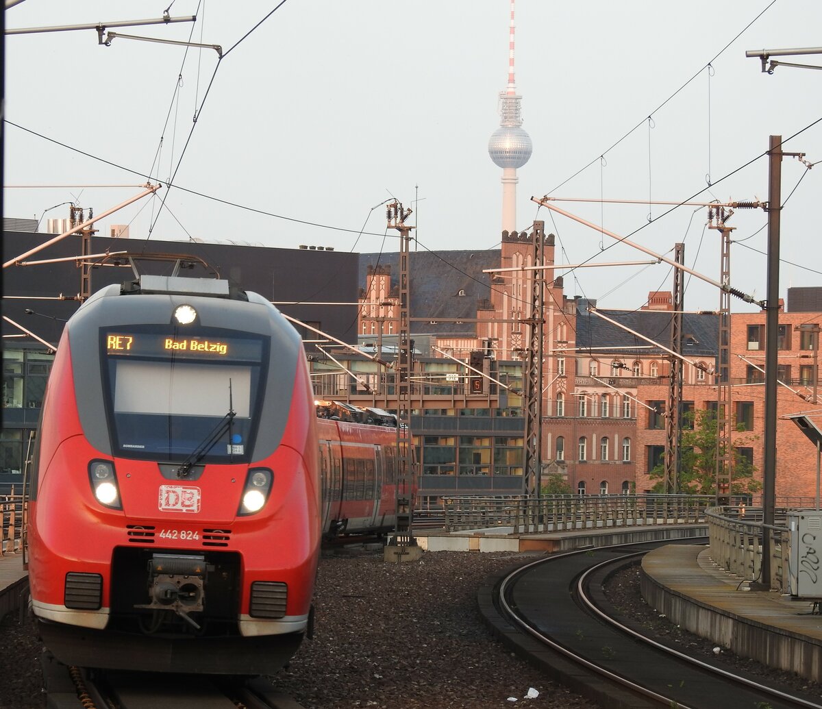 442 824 RE 7 in der Einfahrt zum Hbf Berlin und dem Charité im Hintergrund am 06.05.2017.