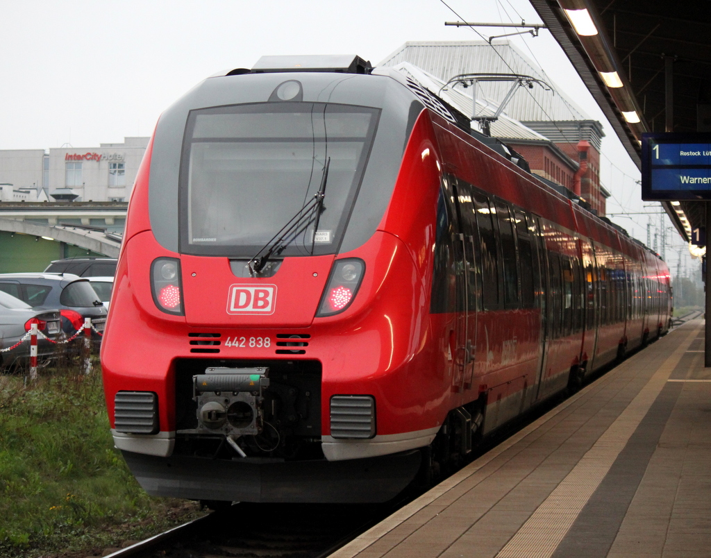 442 838-9 stand am Morgen im Rostocker Hbf rum.12.10.2013