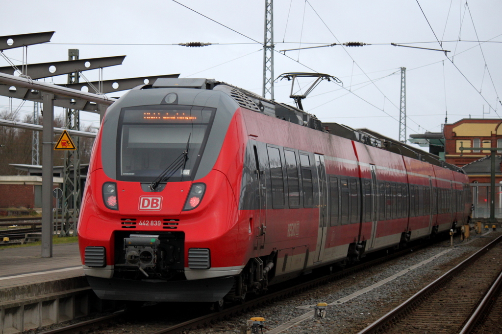 442 839-7 als S3 von Gstrow nach Rostock Hbf kurz nach der Ankunft im Rostocker Hbf.06.12.2013