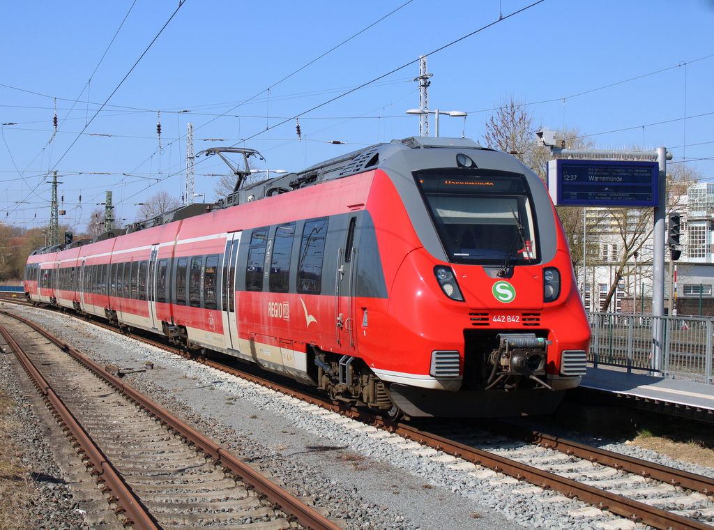 442 842 als S1(Rostock-Warnemünde)bei der Ausfahrt im Rostocker Hbf.28.03.2025