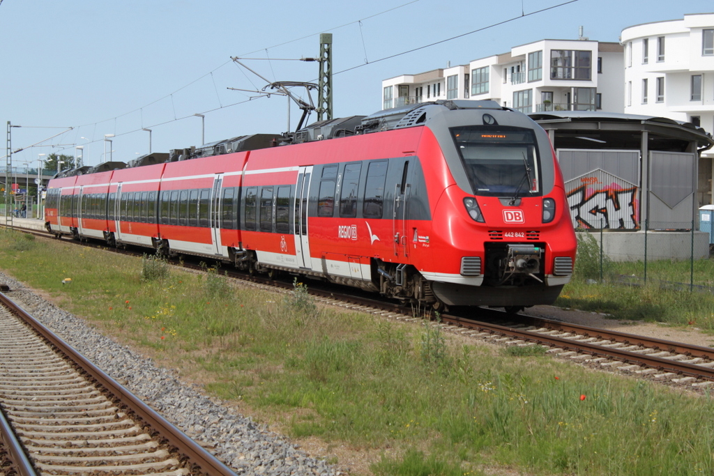 442 842 als S2(Warnem�nde-G�strow)bei der Einfahrt im Haltepunkt Warnem�nde-Werft.28.05.2016
