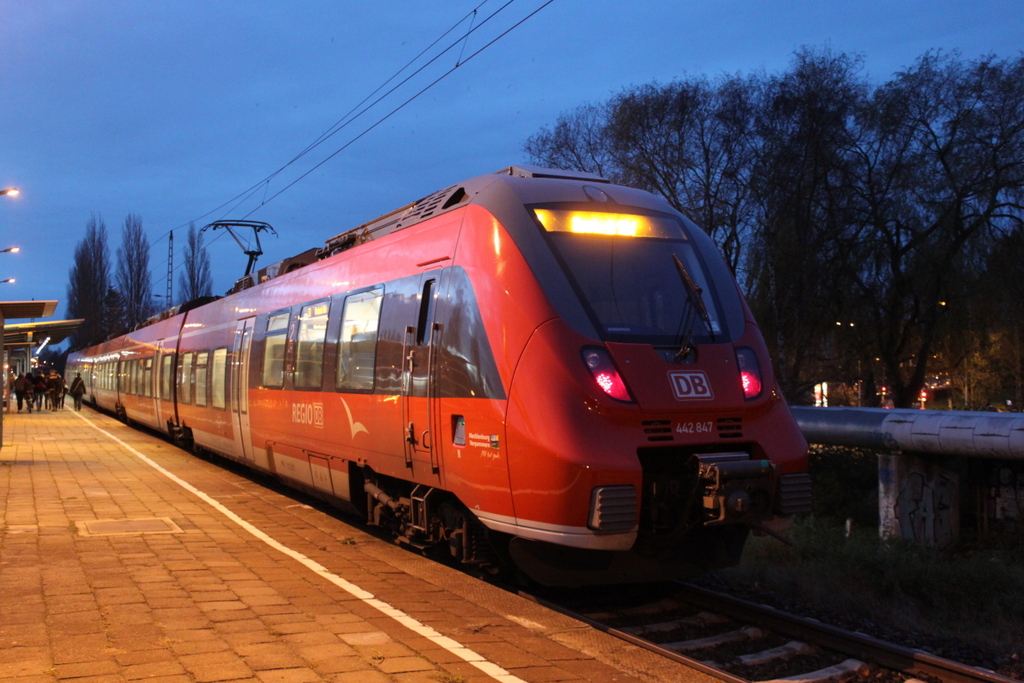 442 847 als S1(Warnemünde-Rostock)kurz vor der Ausfahrt im Haltepunkt Rostock-Holbeinplatz.24.11.2017