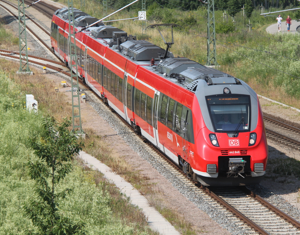 442 849 als S1 von Rostock Hbf nach Warnemnde bei der Einfahrt im Haltepunkt Warnemnde Werft.04.07.2015