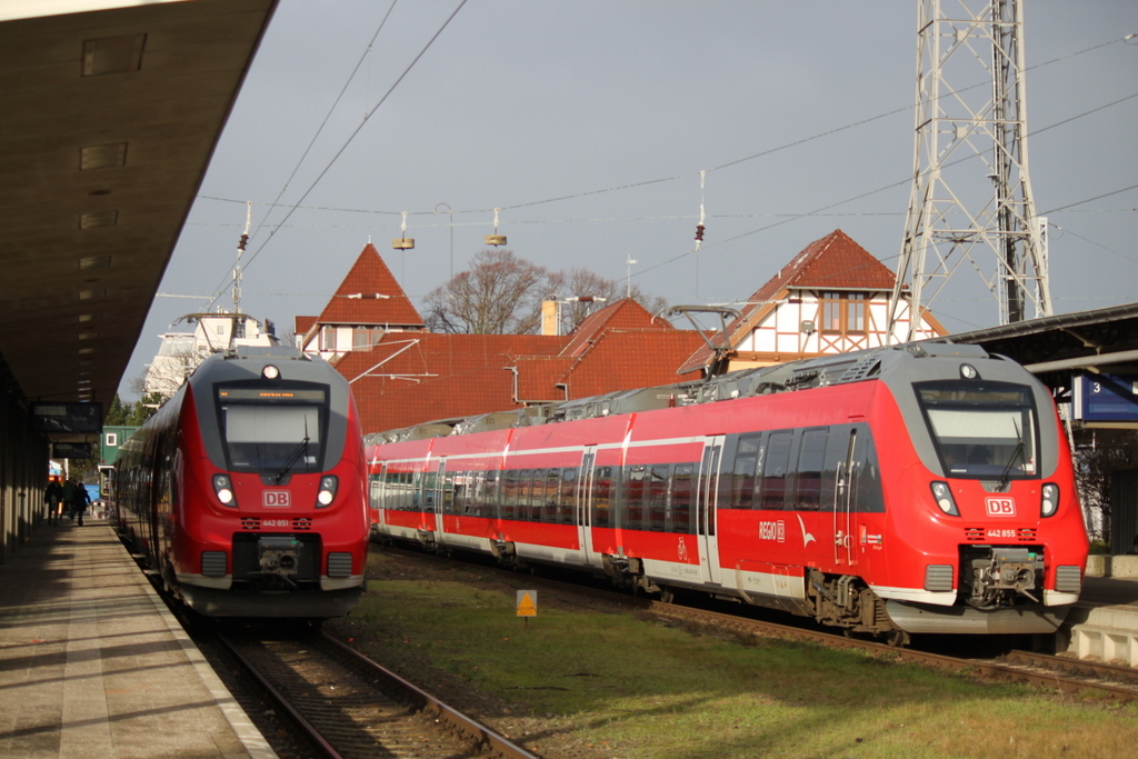 442 851-2 stand am 02.01.2015 als S2 von Warnem�nde nach G�strow im Bahnhof Warnem�nde.
