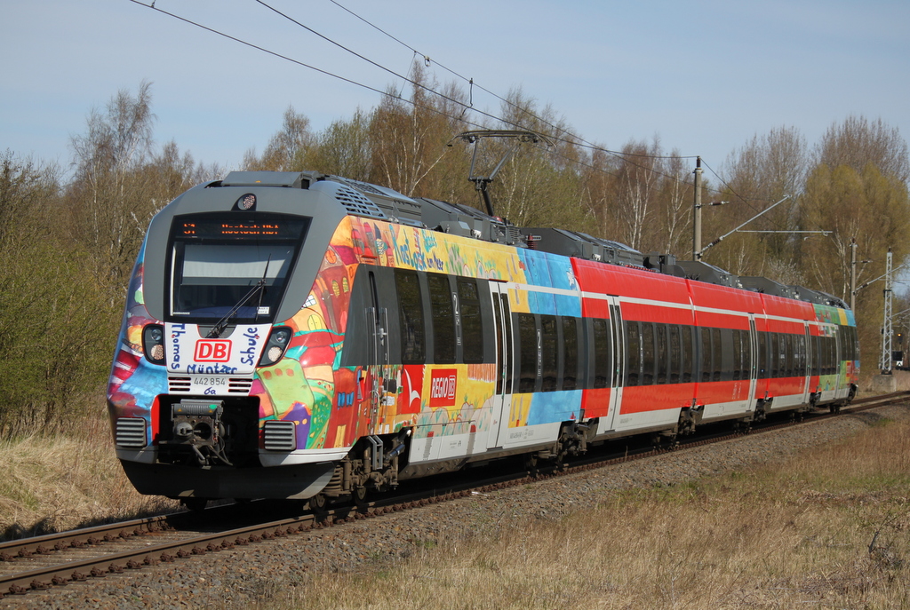 442 854-6 als S1 von Warnemnde nach Rostock Hbf bei der Einfahrt im Haltepunkt Rostock-Lichtenhagen.18.04.2015