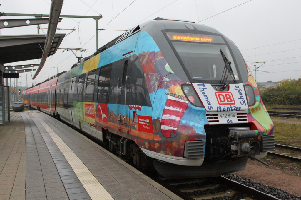 442 854 als S1 von Rostock Hbf nach Warnemnde Werft bei der Ausfahrt im Rostocker Hbf.16.10.2015