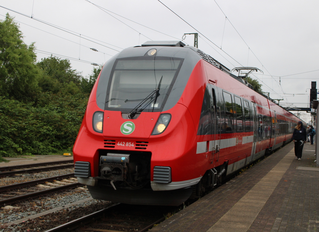442 854 als S1(Rostock-Warnemünde)bei der Einfahrt in Rostock-Bramow.12.07.2025