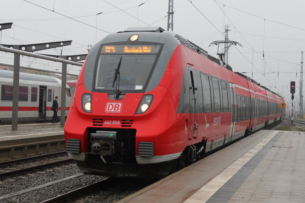 442 858-7 als RE 13008(Sassnitz-Rostock)bei der Einfahrt im Rostocker Hbf.16.10.2015