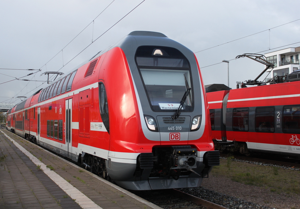 445 010-5+Twindexxwagen DBpza 782.1+445 002-2 als S3 von Güstrow nach Warnemünde bei der Einfahrt in Warnemünde-Werft.30.10.2017

