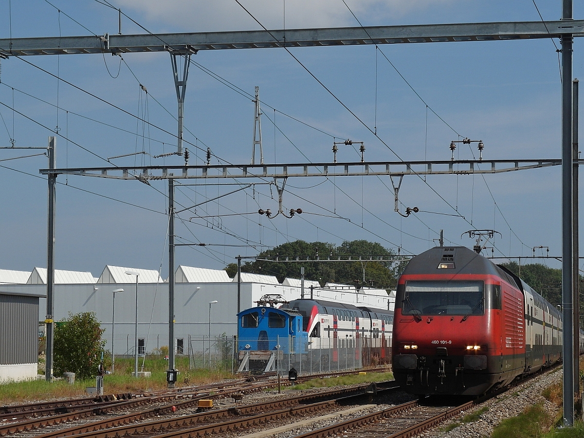460 101-9 zieht am 07.09.2014 den IC 826 von Romanshorn nach Brig am Stadler-Werk in Erlen vorbei, in dem ein unbekannter und unnummerierter Rangiertraktor sowie ein KISS stehen.