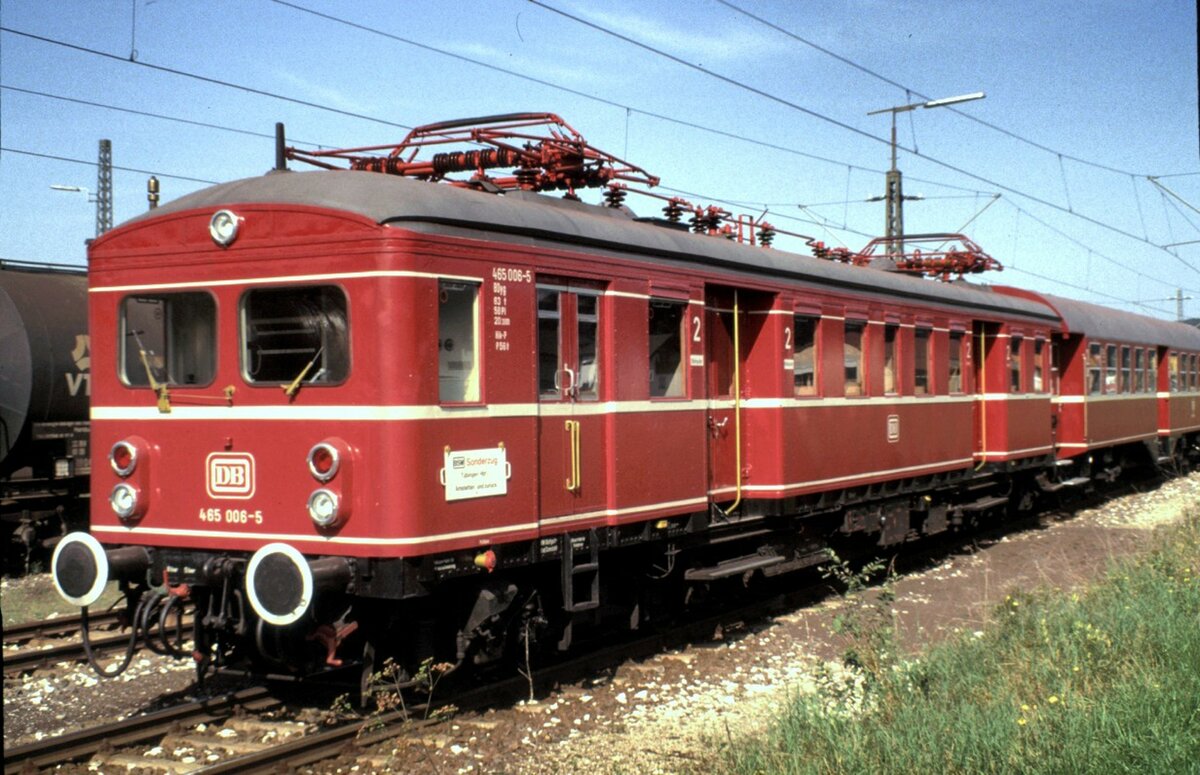 465 006-5 mit Verlängerung um einen ehemaligen Umbauwagen Byg der ehemals S-Bahn Stuttgart in Amstetten am 14.09.1987.