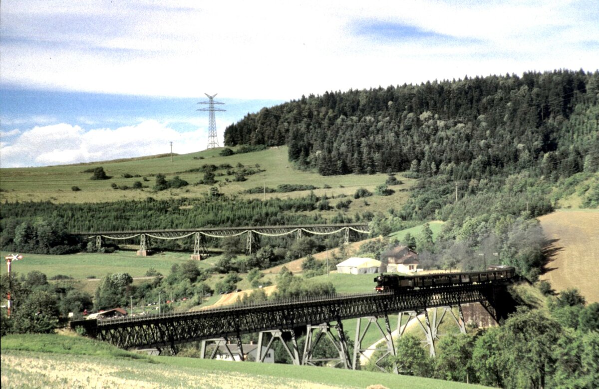 50 2988 auf einer Talbr�cke der Sauschw�nzlebahn am 23.08.1998.