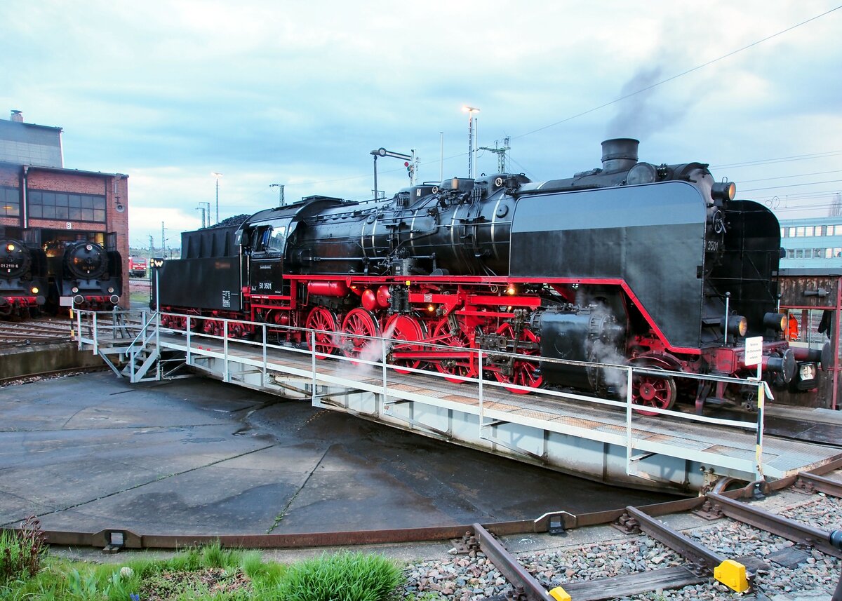 50 3501 auf der Drehscheibe in Dresden Altstadt bei der Nachtfotoparade am 15.04.2016.