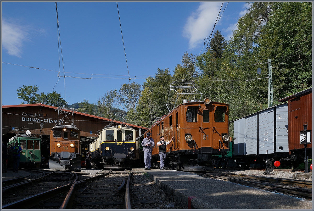 50 Jahre Blonay Chamby - MEGA BERNINA FESTIVAL: Die BB Ge 4/4 81 ist mit ihrem Zug aus Blonayin Chaulin eingetroffen. Im Hintergrund steht der FZe 6/6 der MOB und die RhB Gastlok Ge 4/4 182. 9. Sept. 2018