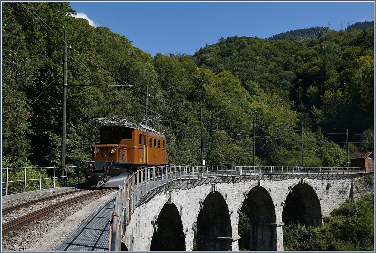 50 Jahre Blonay Chamby - MEGA BERNINA FESTIVAL: Das Viadukt ber die Baye de Clarens ist eine einem dermassen schlechten Zustand, dass es neu gebaut werden muss und die bestehende Anlage nicht in Doppeltraktion befahren werden darf. Somit verabschiedet sich unsere Vorspannlok, die RhB Gastlok Ge 4/4 182, kurz vor der Brcke und fuhr in Alleinfahrt nach Vers-chez-Robert. 
Das Bild entstand mit Erlaubnis er B-C.
9. Sept. 2018