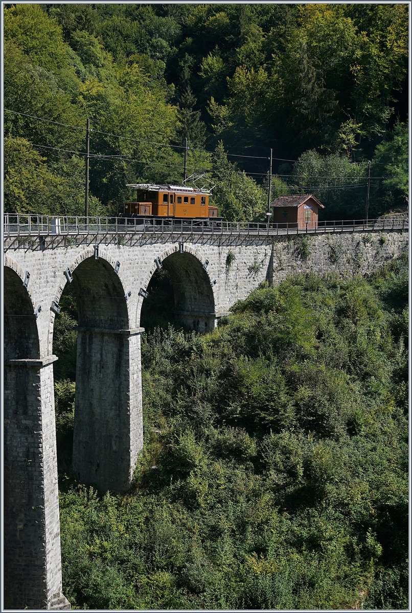 50 Jahre Blonay Chamby - MEGA BERNINA FESTIVAL: Das Viadukt über die Baye de Clarens ist eine einem dermassen schlechten Zustand, dass es neu gebaut werden muss und die bestehende Anlage nicht in Doppeltraktion befahren werden darf. Somit verabschiedet sich unsere Vorspannlok, die RhB Gastlok Ge 4/4 182, kurz vor der Brücke und fuhr in Alleinfahrt nach Vers-chez-Robert. 
9. Sept. 2018