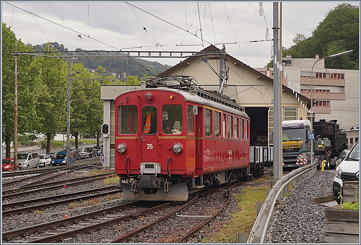 50 Jahre Blonay - Chamby; Mega Steam Festival: Der Rhb ABe 4/4 35 der Blonay Chamby Bahn brachte die Gastlok HG 3/4 N° 4 der FO (Dampfbahn Furka Bergstrecke) nach Vevey, und leitet eigentlich schon zum nächsten Höhepunkt im Juliläumsjahr über: Bernina Festival bei der B-C...
28. Mai 2018