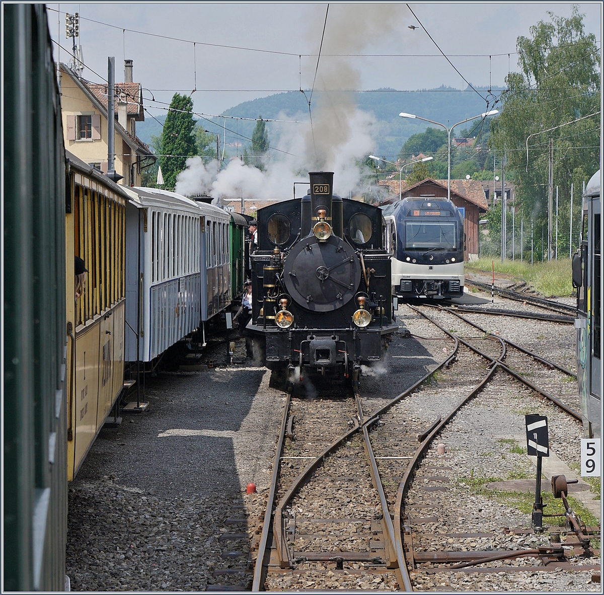 50 Jahre Blonay - Chamby; Mega Steam Festival: Die SBB Brünig Talbahn G 3/4 208 der Ballenberg Dampfbahn ist nicht nur wunderschön, sondern auch schnell, sehr schnell sogar: 105 km/h fährt die schnellste Meterspurlok! Können ist das eine, dürfen das andere: 60 km/h sind erlaubt, doch neue Vorschriften bremsen die Lok weiter aus: mit nur noch max 45 km/h darf die Lok fahren, und dies nur, wenn der kleine Führerstand mit Personal überfüllt wird: Neben dem Heizer sind zwei ! Lokführer vorgeschrieben. Nun sammelt die Ballenberg Dampfbahn Geld, um ein Zugsicherungssystem in die G 3/4 208 einbauen zu können. 

Das Bild zeigt die Lok, als sie bei der Blonay-Chamby Bahn zur 50 Jahr Feier zu Gast war und in Blonay rangierte.
19. Mai 2018 