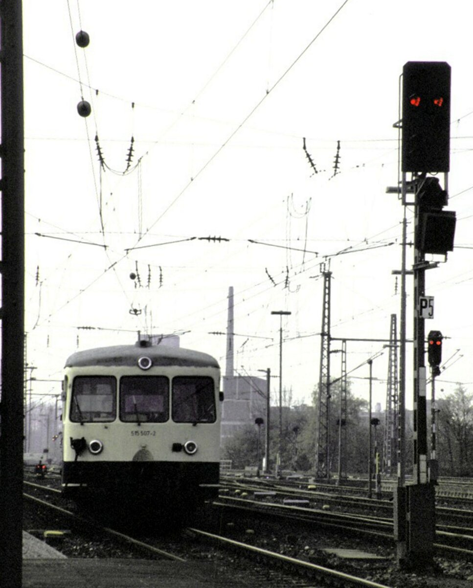 515 507-2 fährt in Braunschweig ein, am 28.04.1988.