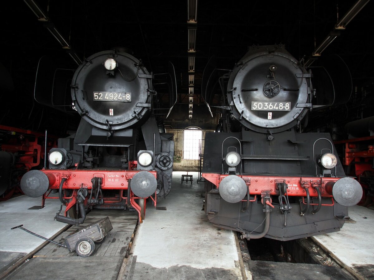 52 4924-8 und 50 3648-8 im Sächsischen Eisenbahnmuseum Chemnitz am 19.04.2014.