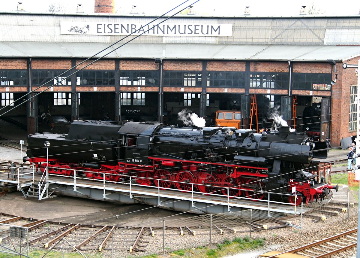 52 8154-8 auf der drehscheibe im Bw Dresden Altstadt am 16.04.2015.