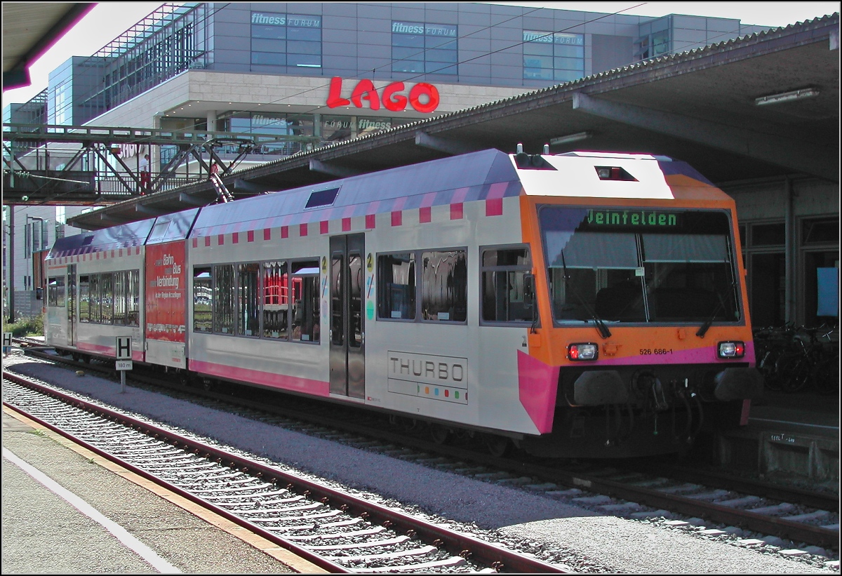 526 686-3 wartet in Konstanz auf die Abfahrt Richtung Weinfelden. Im August 2006 trägt er noch die Farben der MThB.