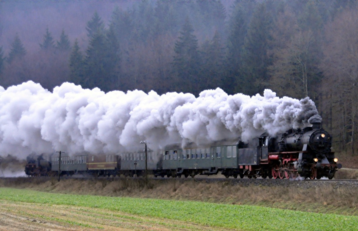 58 311 bei Schmiechen auf der fahrt von Schelklingen nach Münsingen zur Dreikönigsfahrt am 04.01.2014. Es schiebt 52 7596.