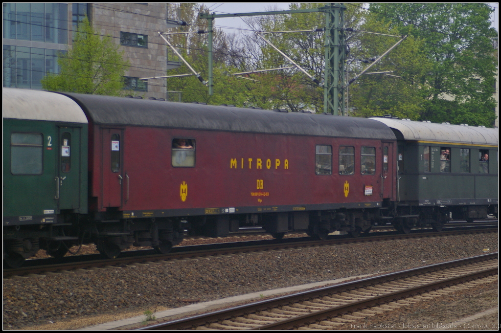 6. Dresdner Dampfloktreffen, 12.04.2014: D-DLFB 75 80 8813 014-4 WRge der ehemaligen Mitropa in einem Sonderzug der Dampflokfreunde Berlin e.V. bei der Einfahrt in den Dresdener Hauptbahnhof